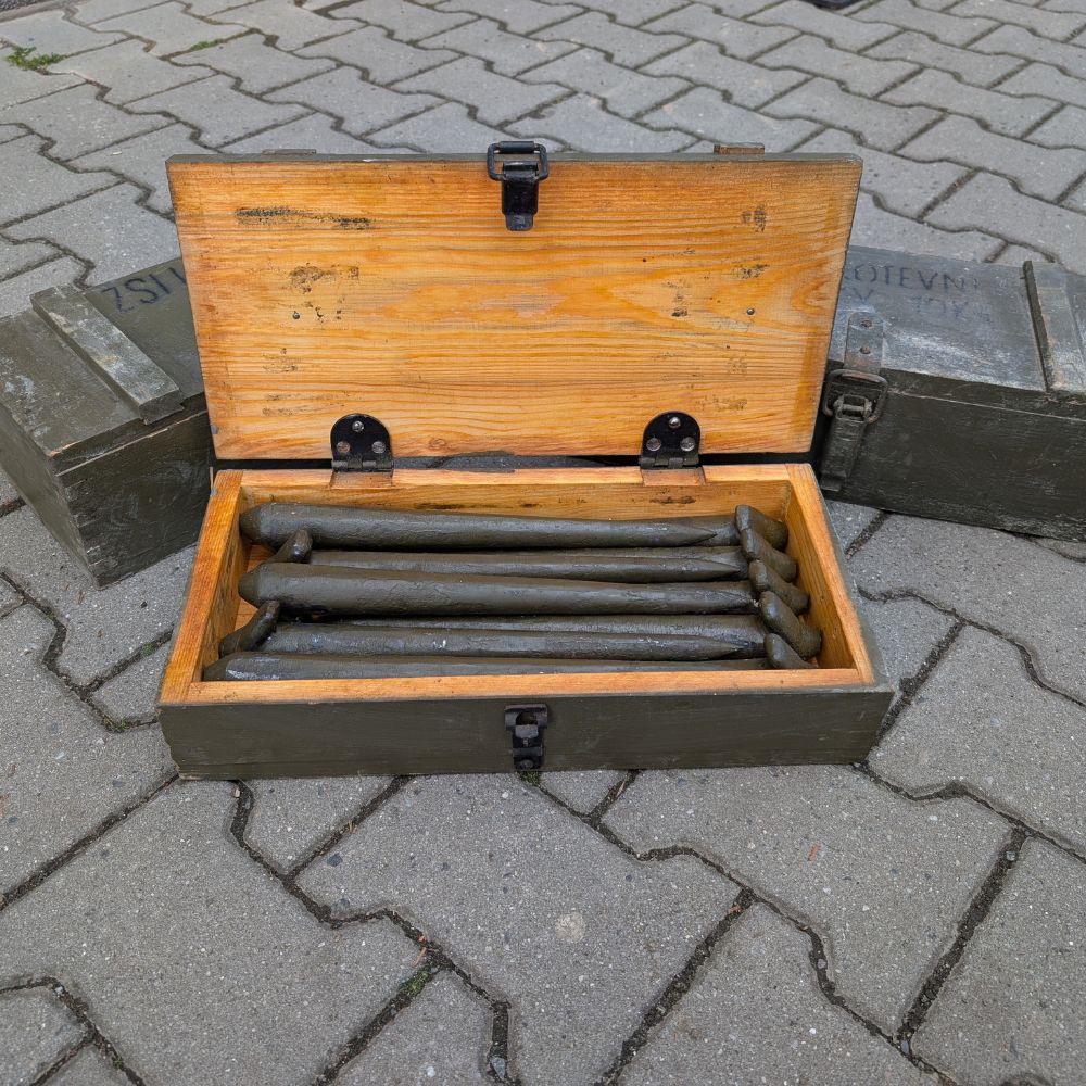 detail Kotevní kolíky ČSLA v originál dřevěné bedně - použité