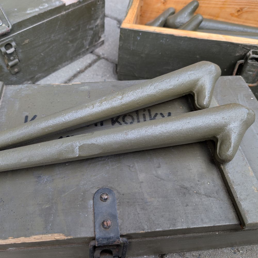 detail Kotevní kolíky ČSLA v originál dřevěné bedně - použité