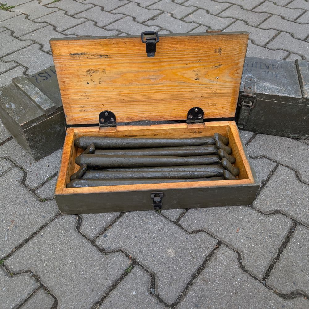 detail Kotevní kolíky ČSLA v originál dřevěné bedně - použité