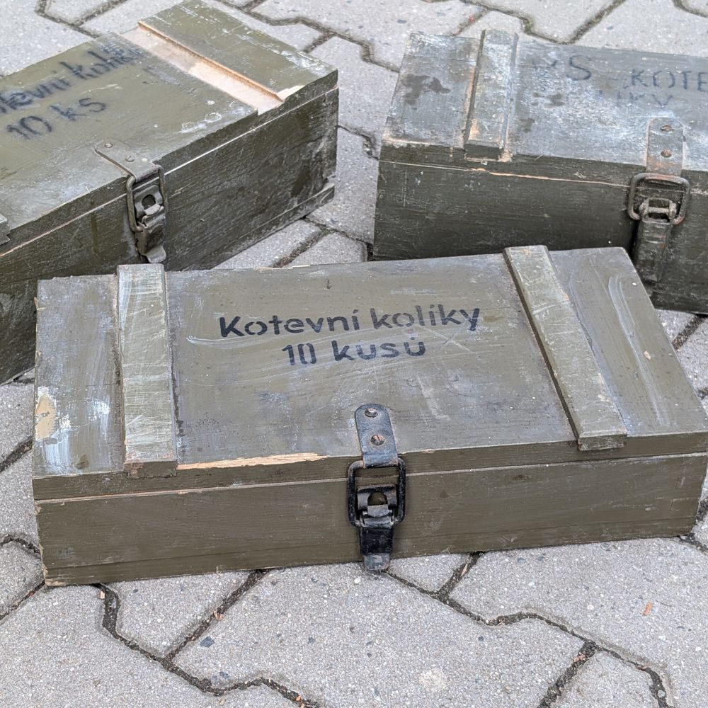 detail Kotevní kolíky ČSLA v originál dřevěné bedně - použité