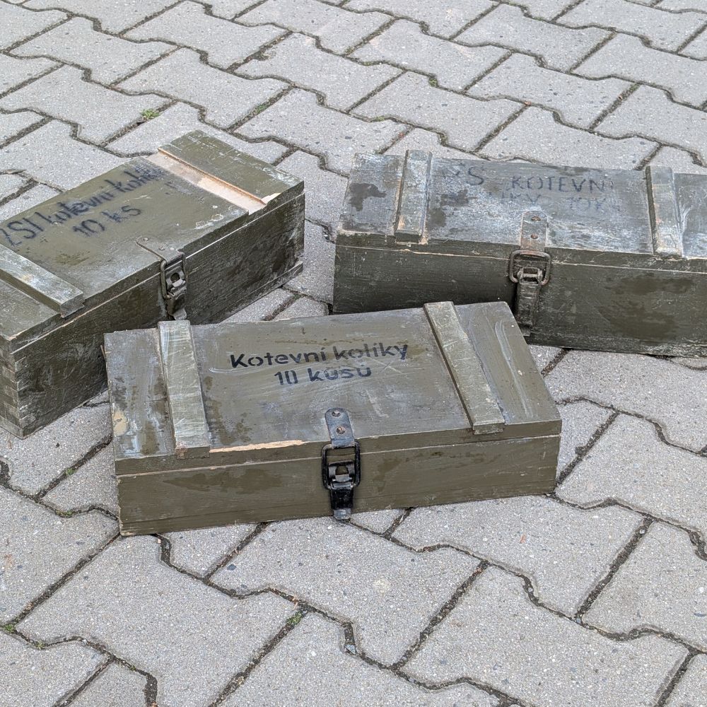 detail Kotevní kolíky ČSLA v originál dřevěné bedně - použité
