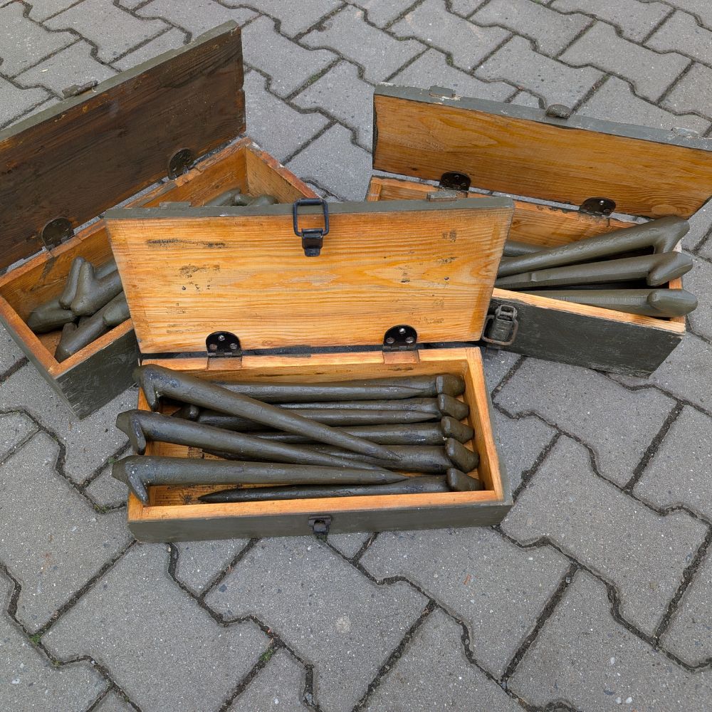 detail Kotevní kolíky ČSLA v originál dřevěné bedně - použité