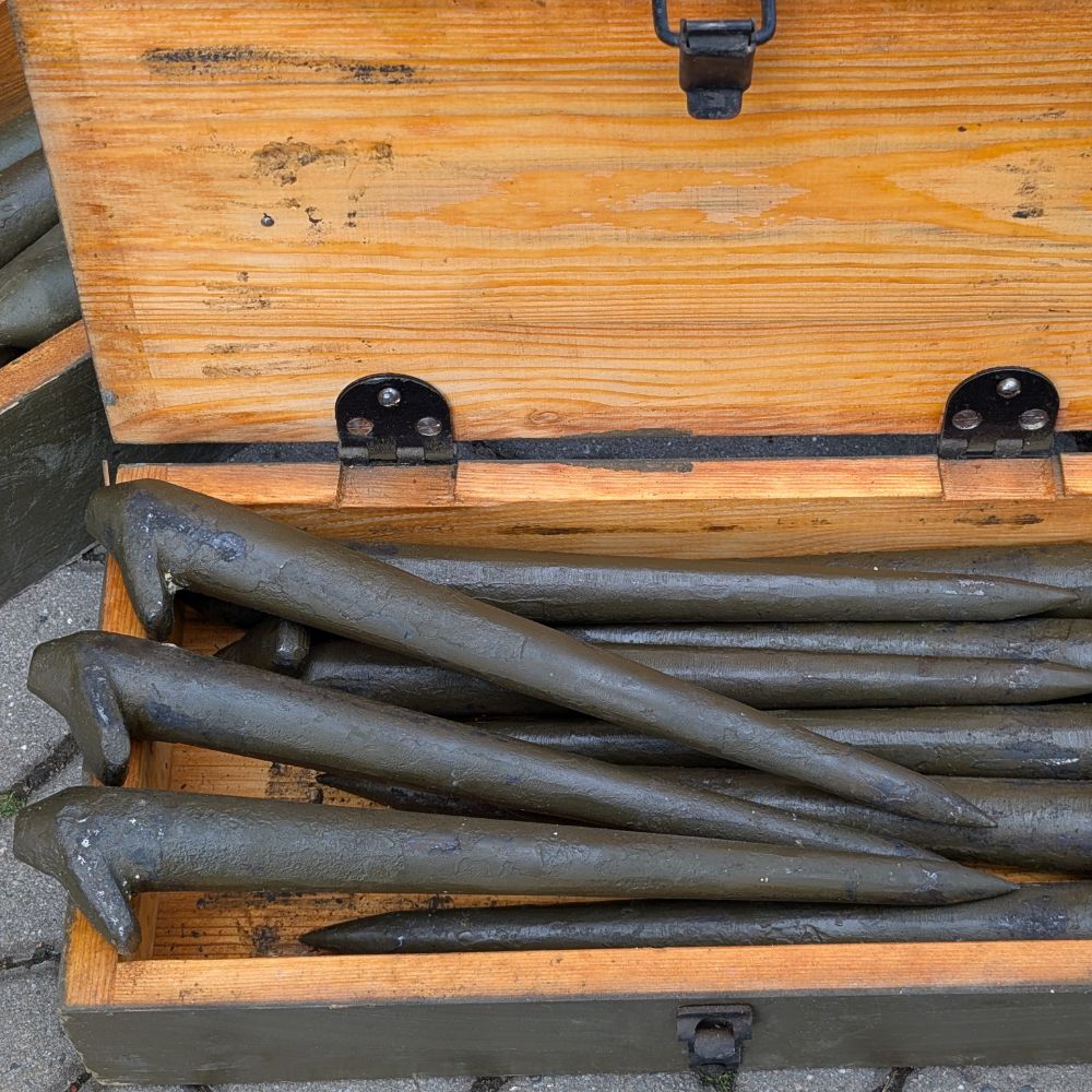 detail Kotevní kolíky ČSLA v originál dřevěné bedně - použité