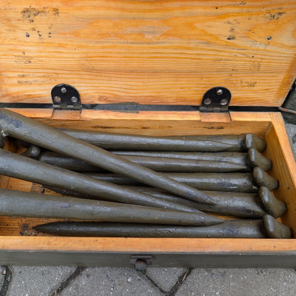 detail Kotevní kolíky ČSLA v originál dřevěné bedně - použité