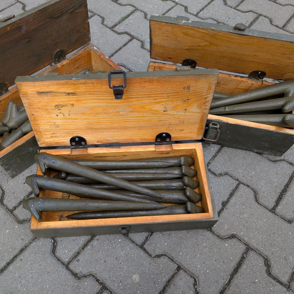 detail Kotevní kolíky ČSLA v originál dřevěné bedně - použité