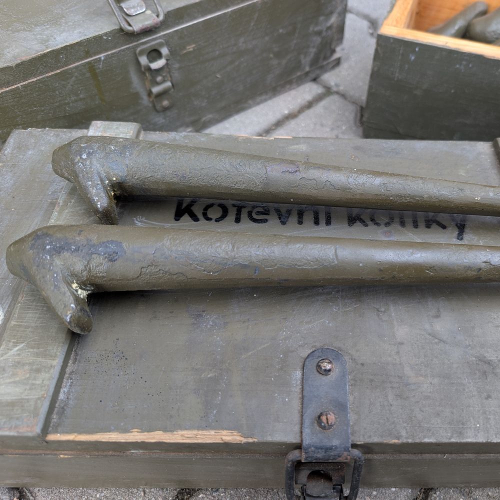 detail Kotevní kolíky ČSLA v originál dřevěné bedně - použité
