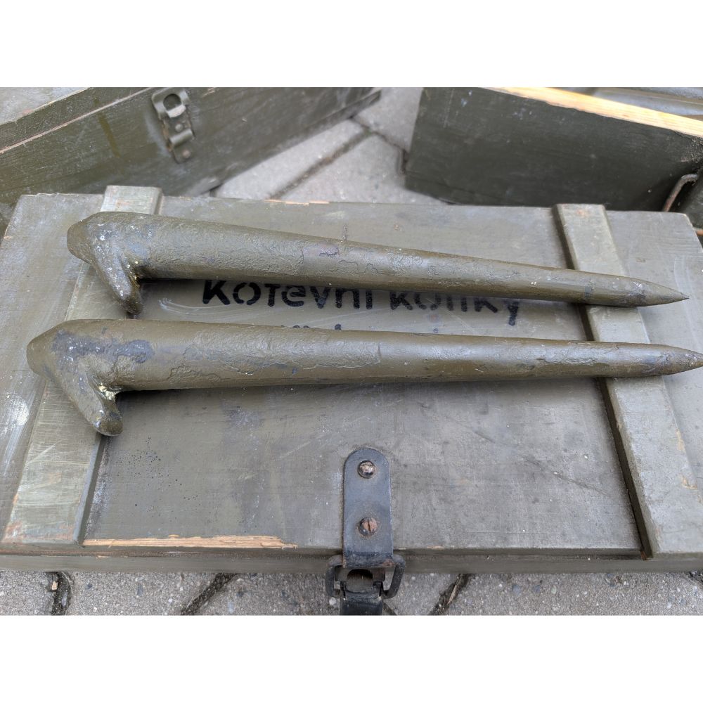 detail Kotevní kolíky ČSLA v originál dřevěné bedně - použité