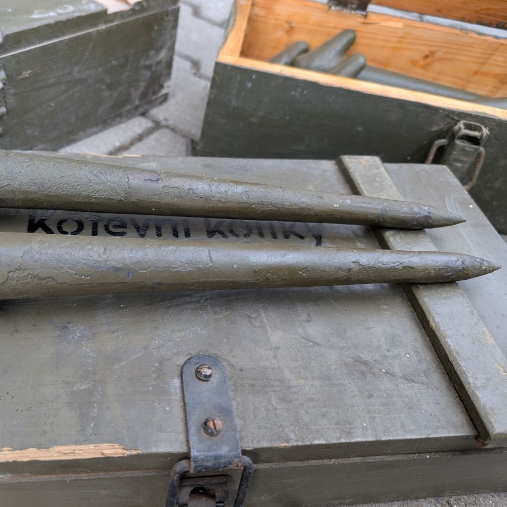 detail Kotevní kolíky ČSLA v originál dřevěné bedně - použité