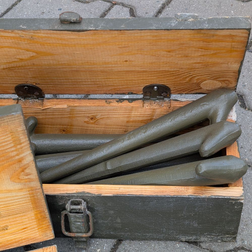 Kotevní kolíky ČSLA v originál dřevěné bedně - použité